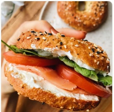 Bagel con salmón, tomate y queso crema