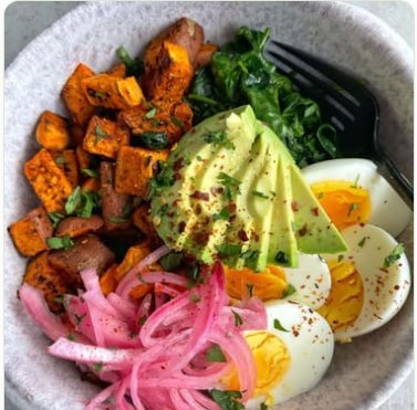 Bowl con boniato, aguacate, huevo y cebolla encurtida