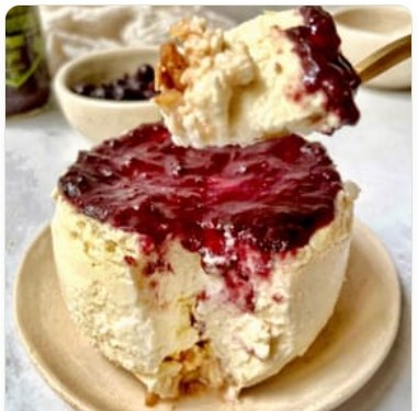 Postre de queso con mermelada de frutos rojos